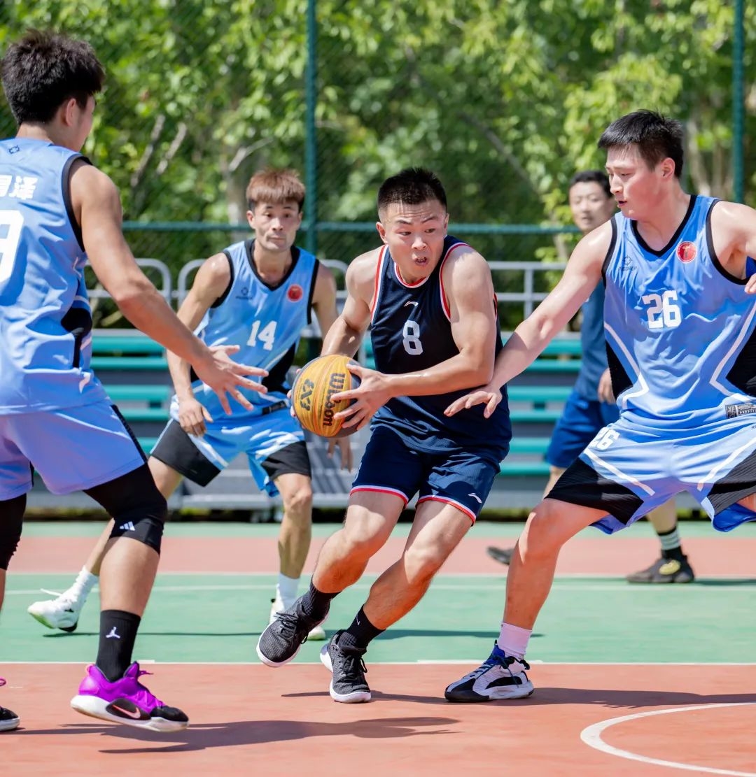 篮球比赛中球员个人表现亮眼，获得全场喝彩