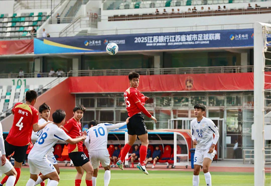 职业足球赛事展现强劲实力，势不可挡!的简单介绍