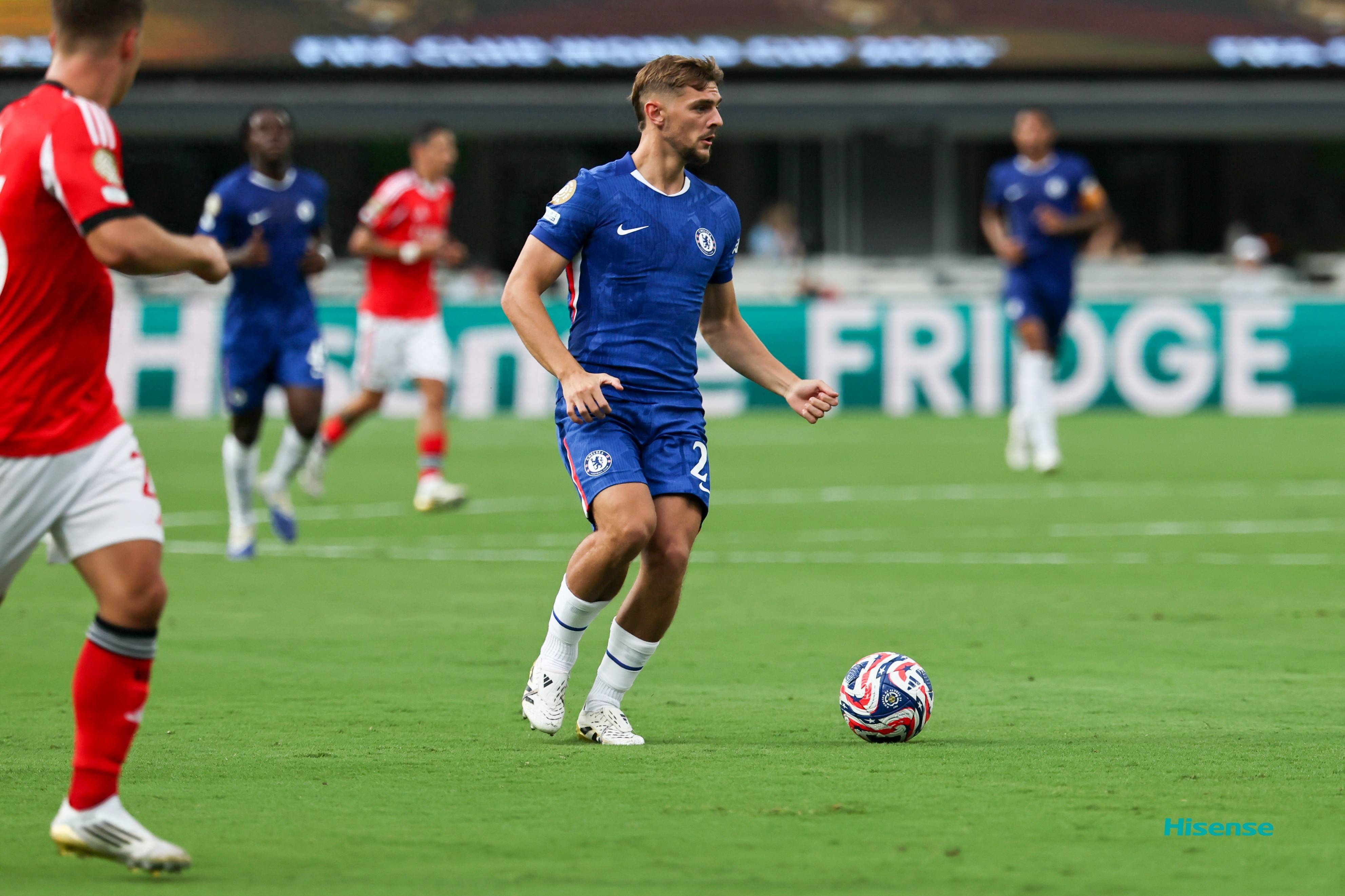 乐鱼体育官方登录入口-切尔西主场大胜对手，继续追逐领头羊