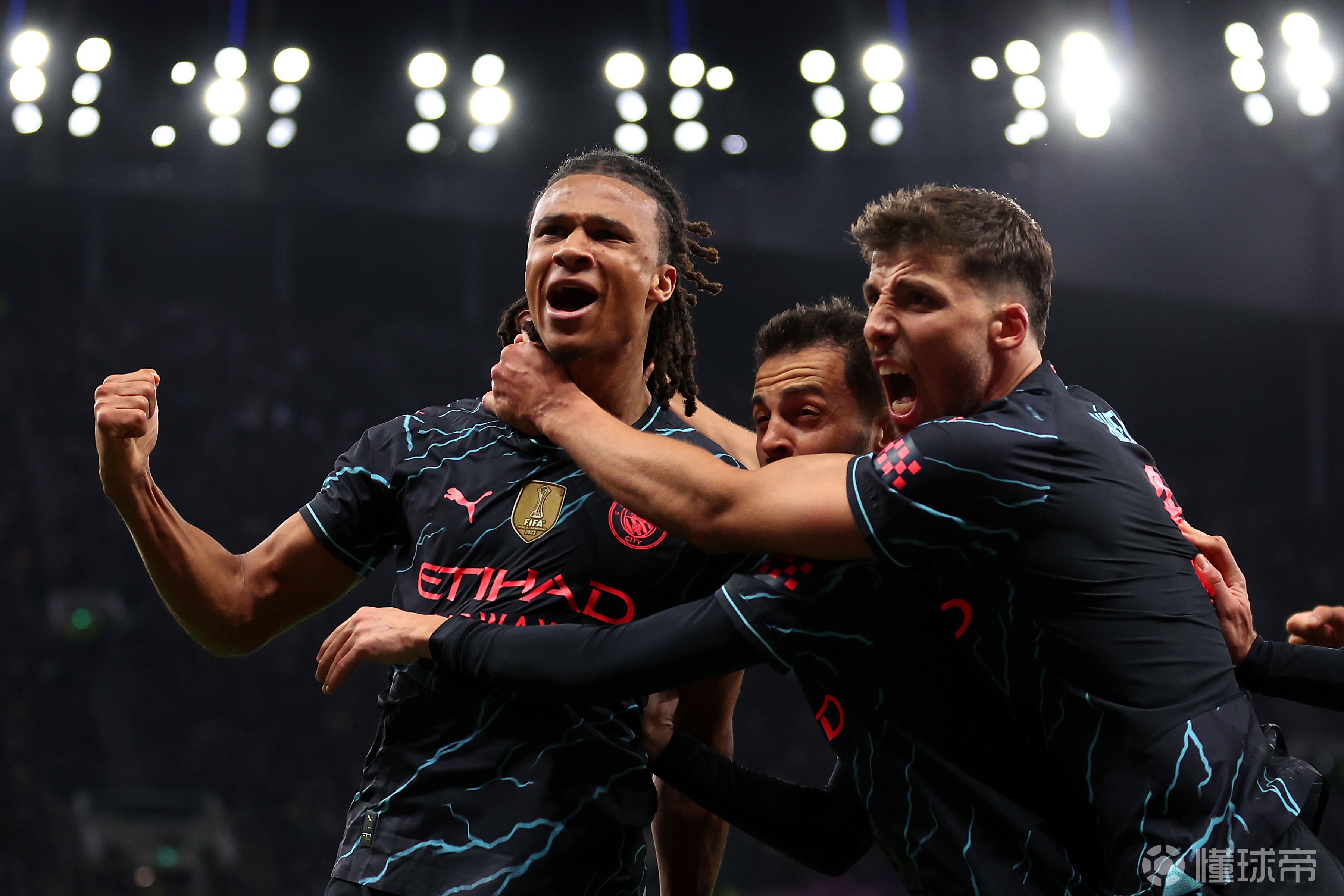 球员全神贯注,取得关键进球 球员全神贯注,取得关键进球