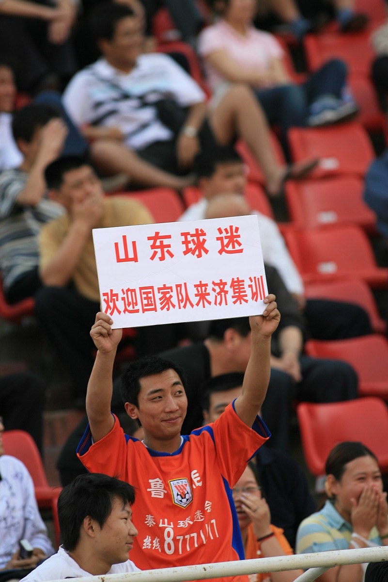 乐鱼体育app-豪门球队大展身手，内战擂台引发激烈对抗