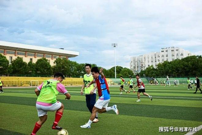 体能好，技术高超，比赛中球员火力全开，场面震撼的简单介绍