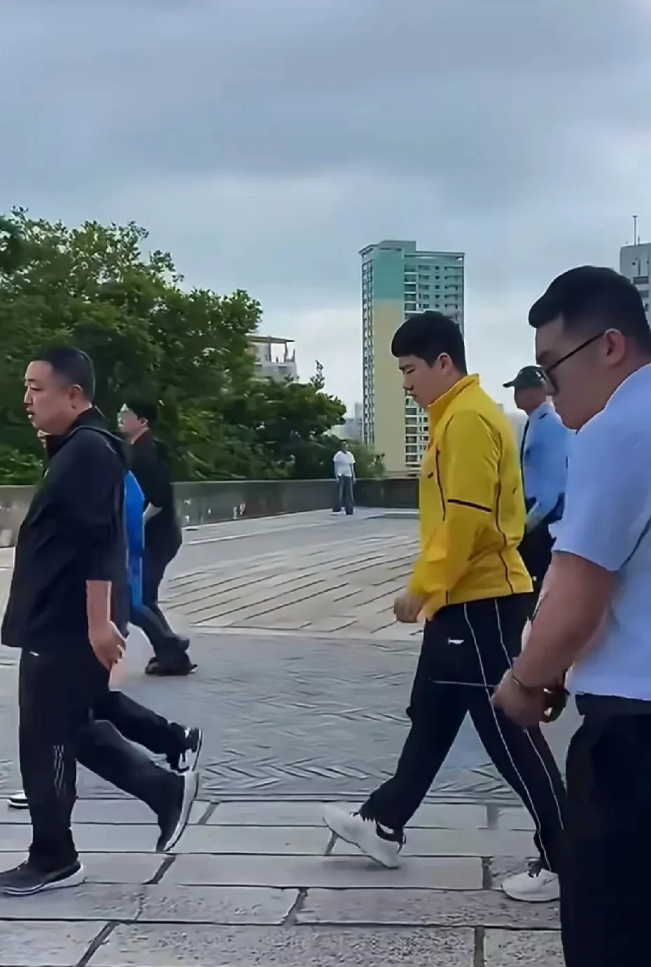 紧凑节奏，比赛上演直播风云，球员斗志昂扬的简单介绍