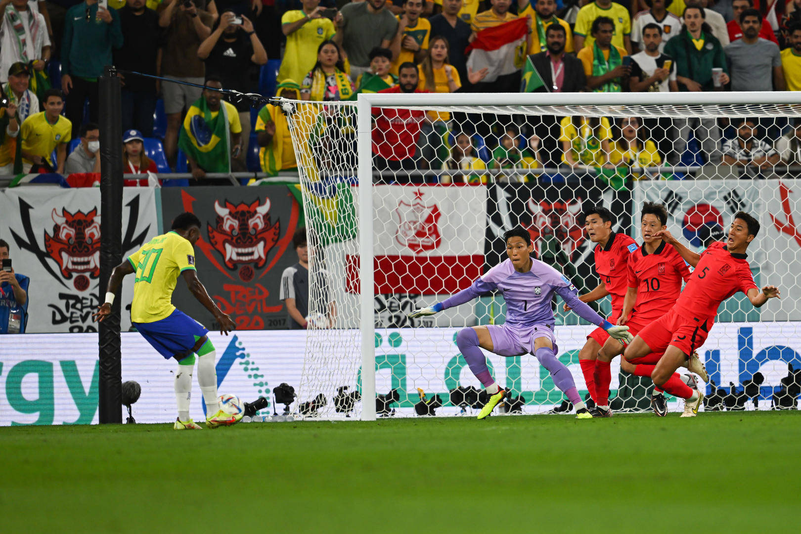 罗马尼亚队逆转胜利，晋级淘汰赛