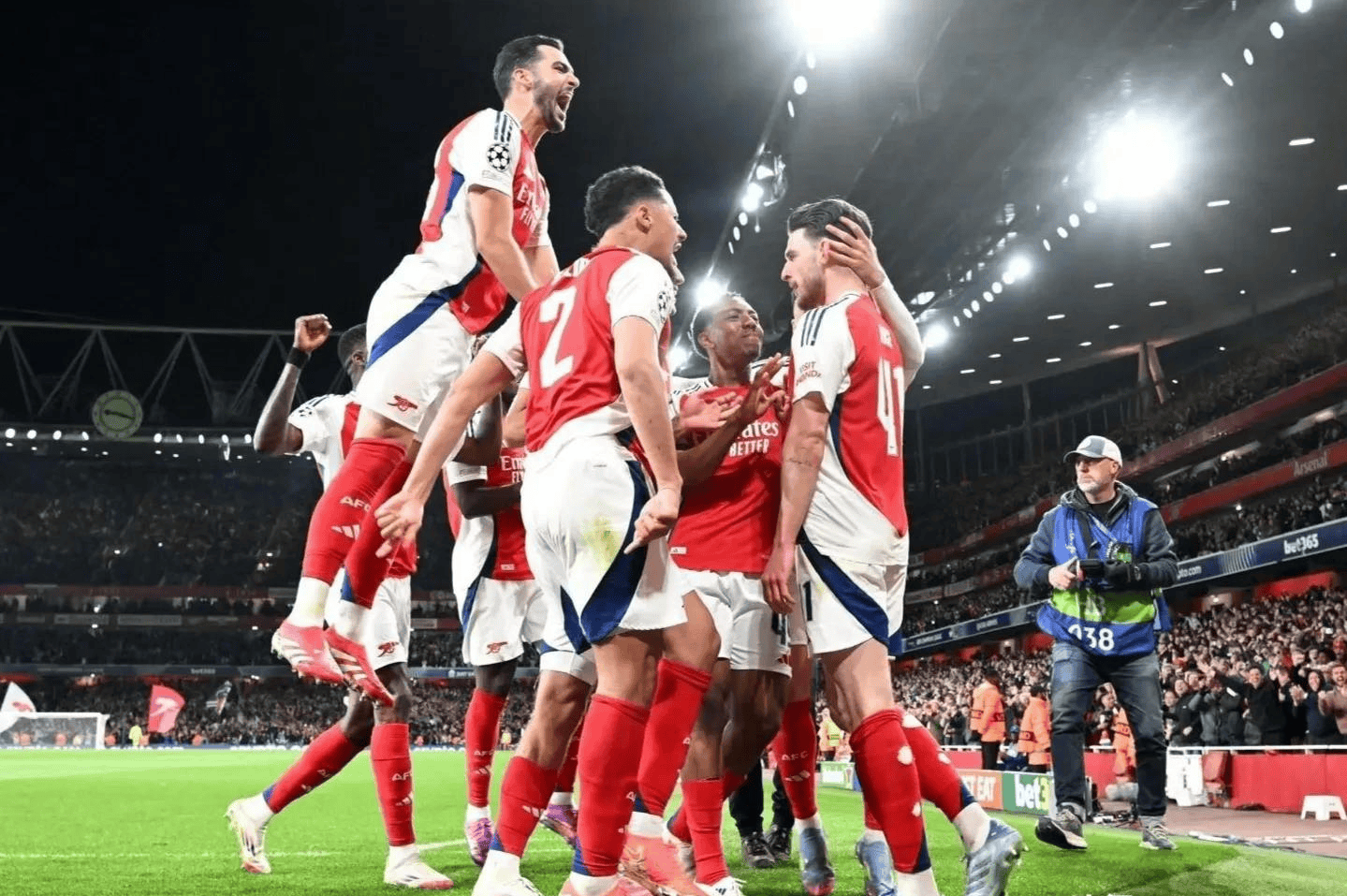 欧洲冠军联赛踢出火药味，双方争夺激烈