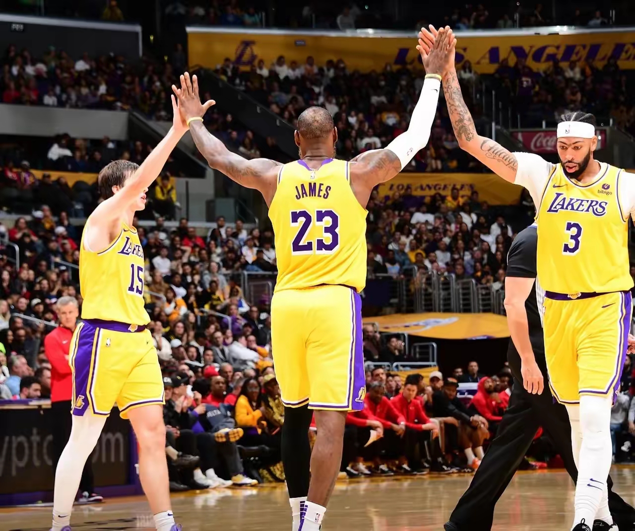 包含湖人大胜国王，保罗-乔治砍下三双的词条