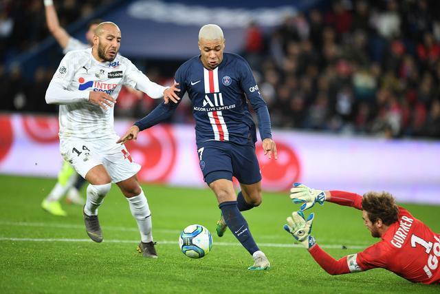 包含亚眠队苦战不胜，法甲形势严峻的词条