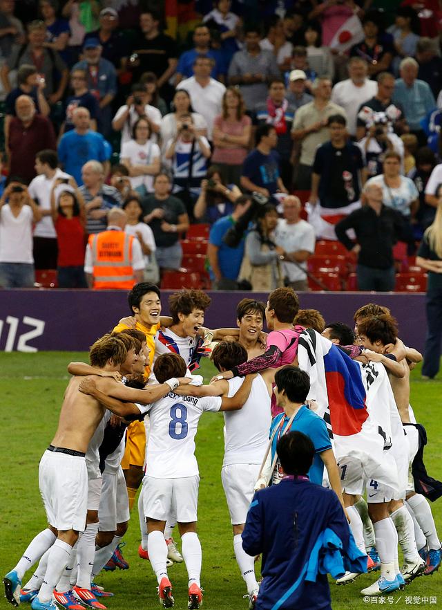 足球联赛中的巅峰对决让人心潮澎湃