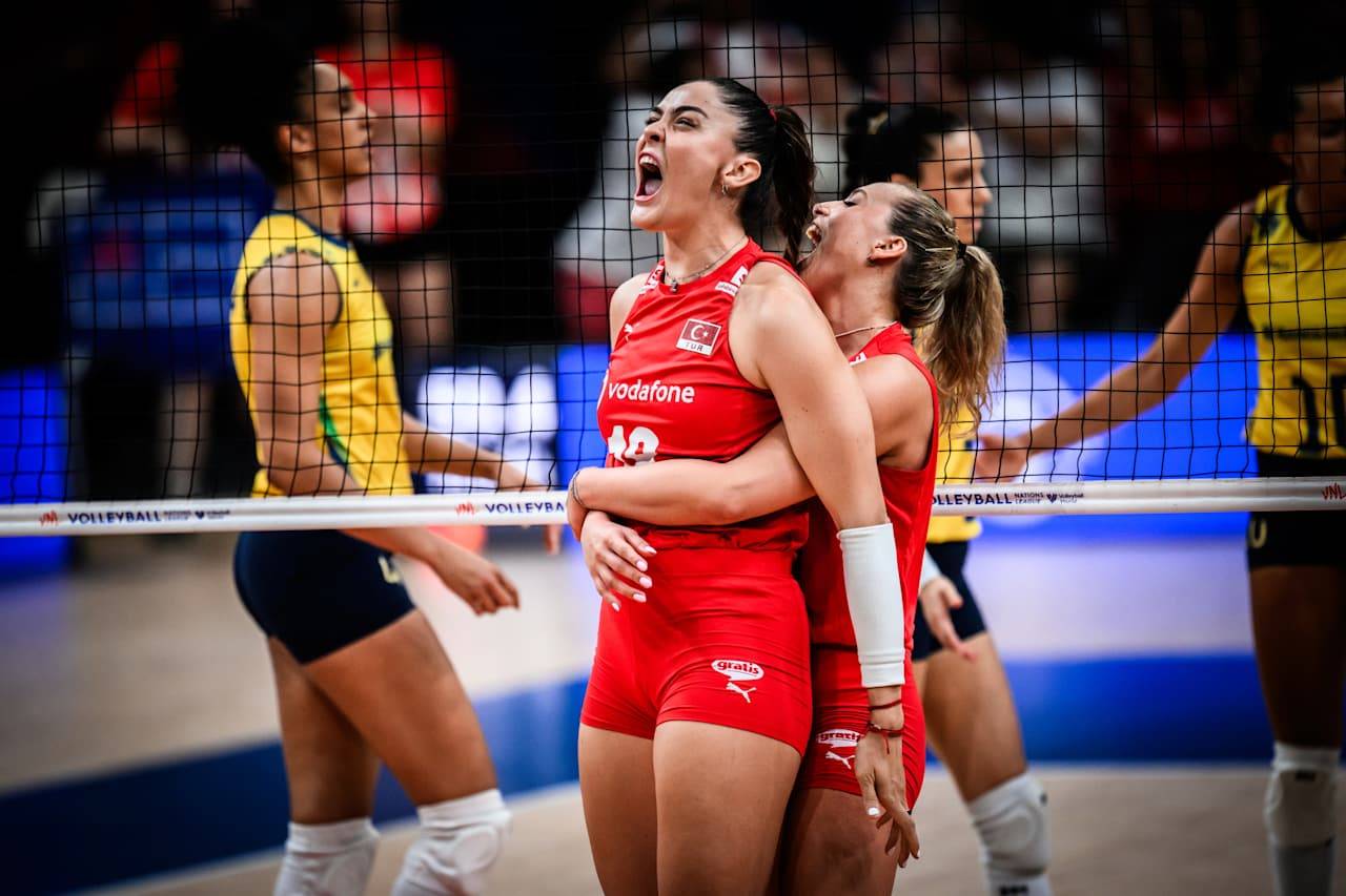 巴西女排队员奋勇拼搏，夺取冠军