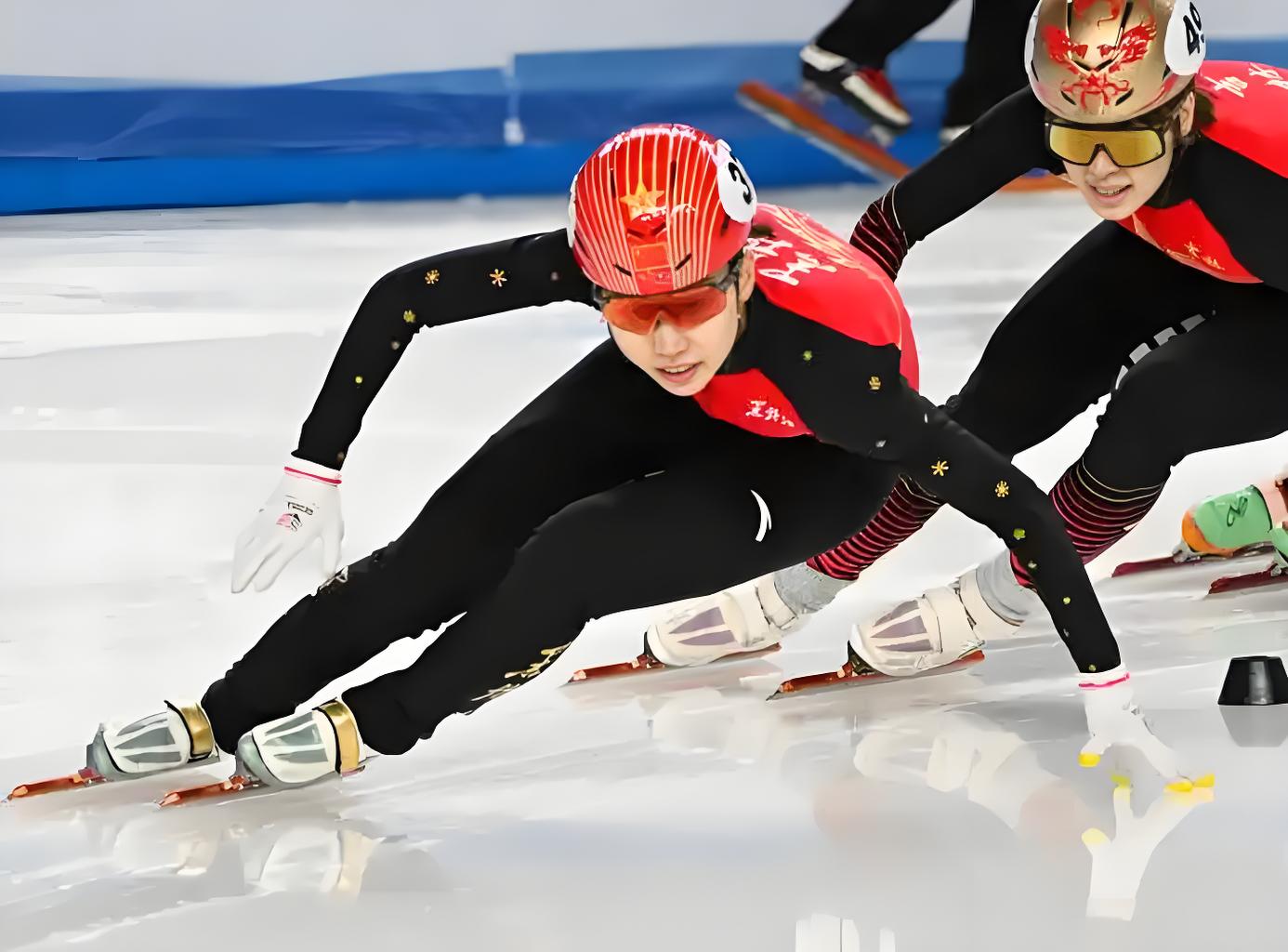 速度滑冰选手创造新纪录，力压对手获胜