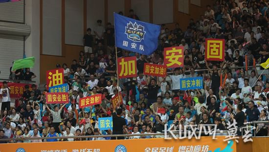 乐鱼体育馆-包含客场作战氛围热烈，球迷助威声不断的词条