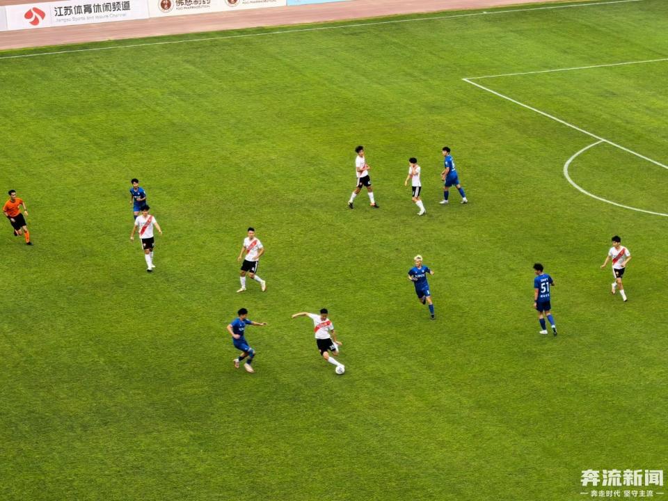 包含客场作战氛围热烈，球迷助威声不断的词条